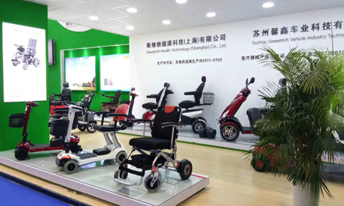 斯维驰健康科技（上海）有限公司于2018年4月11日至14日应邀参加2018年CMEF第79届（上海）中国国际医疗器械春季博览会  我们携自主研发的高性能全自动电动轮椅SW6000Z成为展会中的一大亮点。无论是仪器的外观，还是性能都达到了国际先进水平，吸引了众多国外朋友和全国各地客商的驻足观看与咨询，在业务人员认真仔细的讲解下，现场好多经销商达成购货协议签订合同。 随着生活水平的提高，人们的意念也在改变，展会上面我们可以上飞机的电动轮椅SW6000-007成为销售中的热点。在展会现场我们这款镁铝合金便携易折叠可上飞机的电动轮椅销售是最好的。目前电动轮椅车已经不能单单是为了在小区里面转转晒晒太阳这么一点点的要求了，一些老年人和伤友朋友们已经走出家门可以出去随便旅游了。  展会现场                                         2018年CMEF第79届（上海）中国国际医疗器械春季博览会是每年国内最大的医疗器械展览会，它吸引了国内外大量的经销商和厂家朋友前来洽谈合作。通过这四天的努力我们的展会圆满结束。斯维驰健康科技（上海）有限公司期待着下次与您相见。